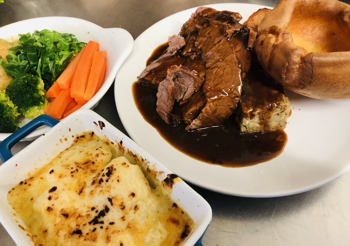 TheCornubiaInn's tweet photo. Our Sunday lunch is looking and smelling GOOOOOOD!!! Our fire is warm and our decorations are up! #feelingthehug https://t.co/qXqzV0zfnm