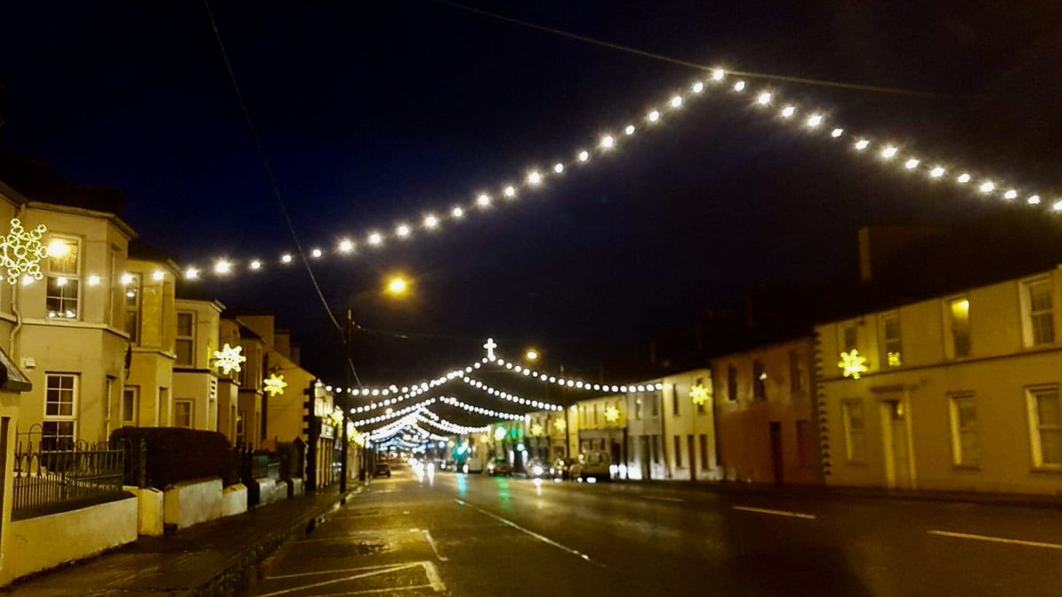 BealachanDoirin's tweet photo. Christmas tree and lights in place. https://t.co/0zFNPaWXG2