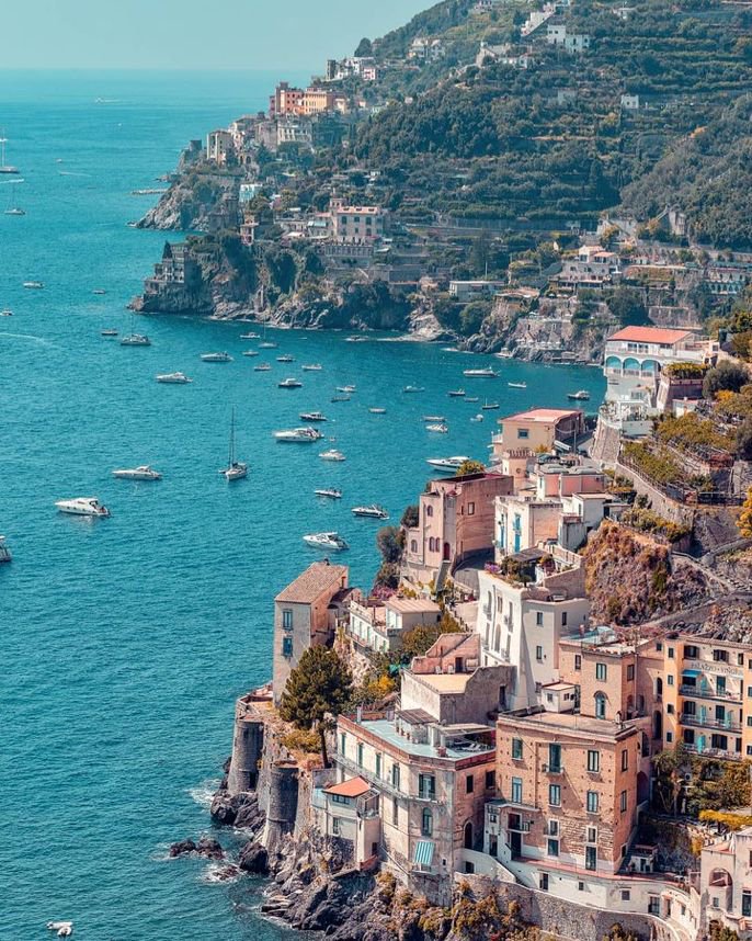 بين البحر والجبل يمتد ساحل 'أمالفي' في مقاطعة ساليرنو جنوب ⁧إيطاليا⁩، يشتهر بمنازله الملونة وبساتينه المتنوعة، ويحتضن 13 قرية تاريخية أدرجت عام 1997 ضمن قائمة 'اليونسكو' للتراث العالمي