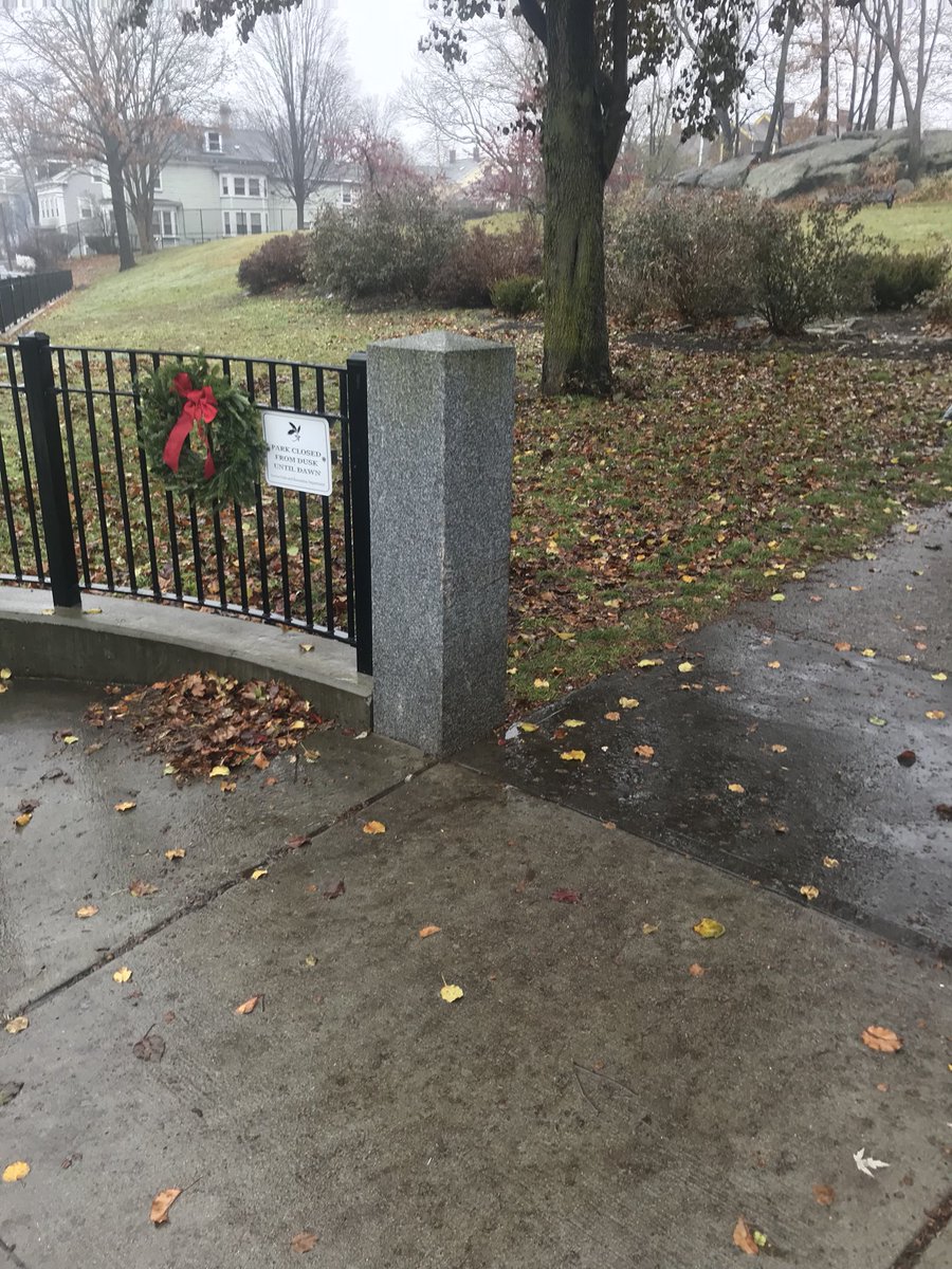 _loriwheeler's tweet photo. Dear @cookrobinchris We ‘re getting ready for the holidays in #Roxbury greenery from #RoxburyPathForward & #FriendsGroup @BostonParksDept https://t.co/eBtGmSfYx5