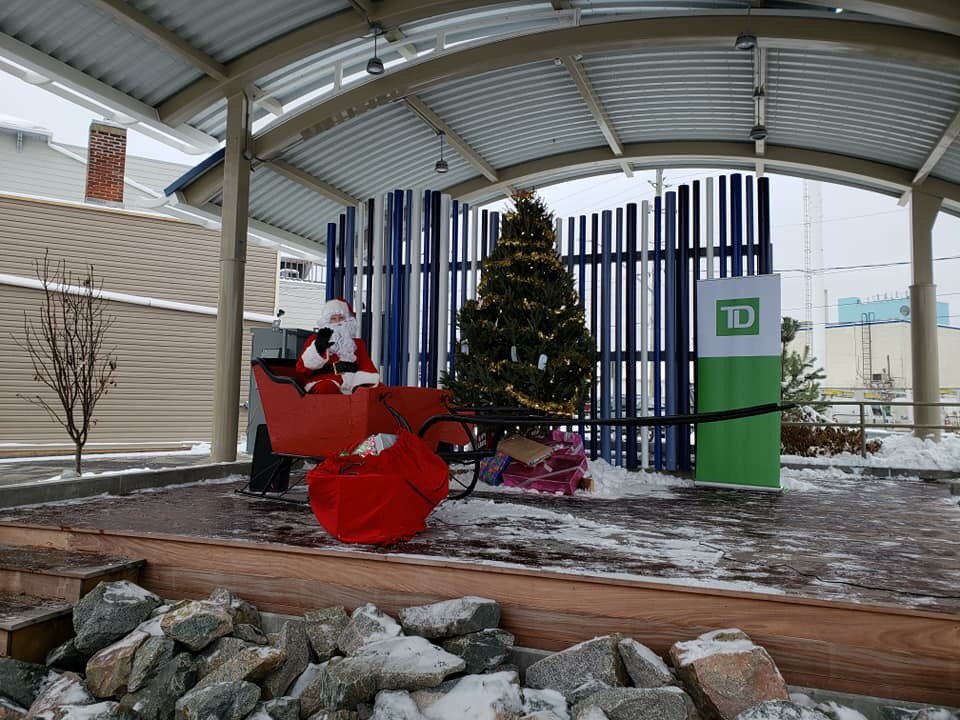 KatiePrice05's tweet photo. Thanks to all who came out for Santa photos in the Rainy Lake Square! Thanks @TimHortons for the delicious hot chocolate & @StudioGibbous for bearing the cold to get the perfect shot! Santa will be back at 3 for the parade! #FFSanta @fort_frances @HeatherAnn6040 https://t.co/yKLTb3TKPw