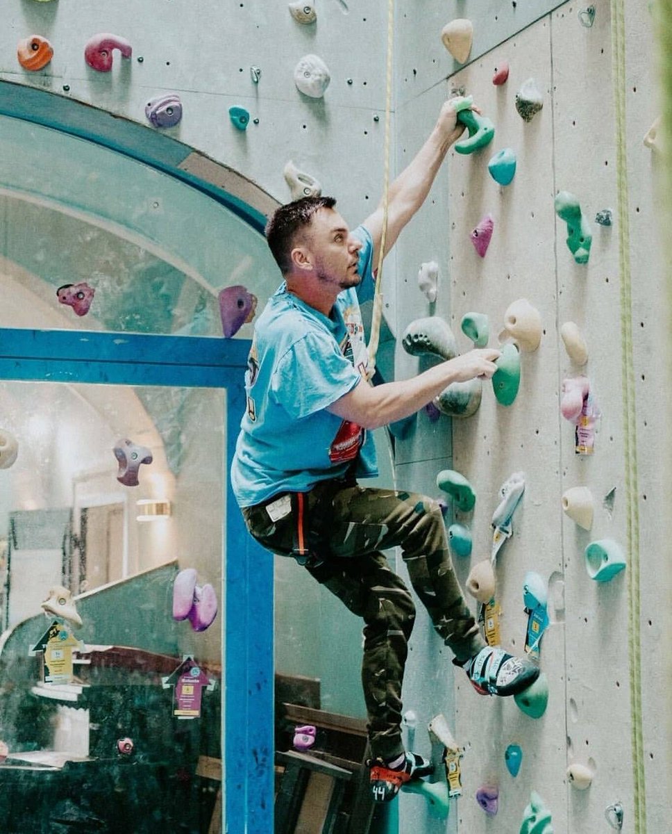 ShannonLetoArg's tweet photo. Shannon Leto escalando 🧗‍♂️ https://t.co/ibdzmXe1Kz