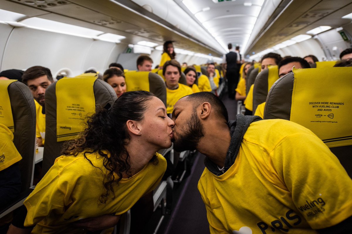 com1avion's tweet photo. La compagnie @vueling célèbre ses 20 millions de passagers transportés entre  @ParisAeroport et Barcelone depuis sa création. 

Pour l’occasion les passagers ont pu s’échanger des baisers...

Aimer c’est bien, aimer au dessus des nuages c’est mieux ! ☁️☁️💛✈️☁️
#VuelingAimeParis https://t.co/LwVYFJB8ft
