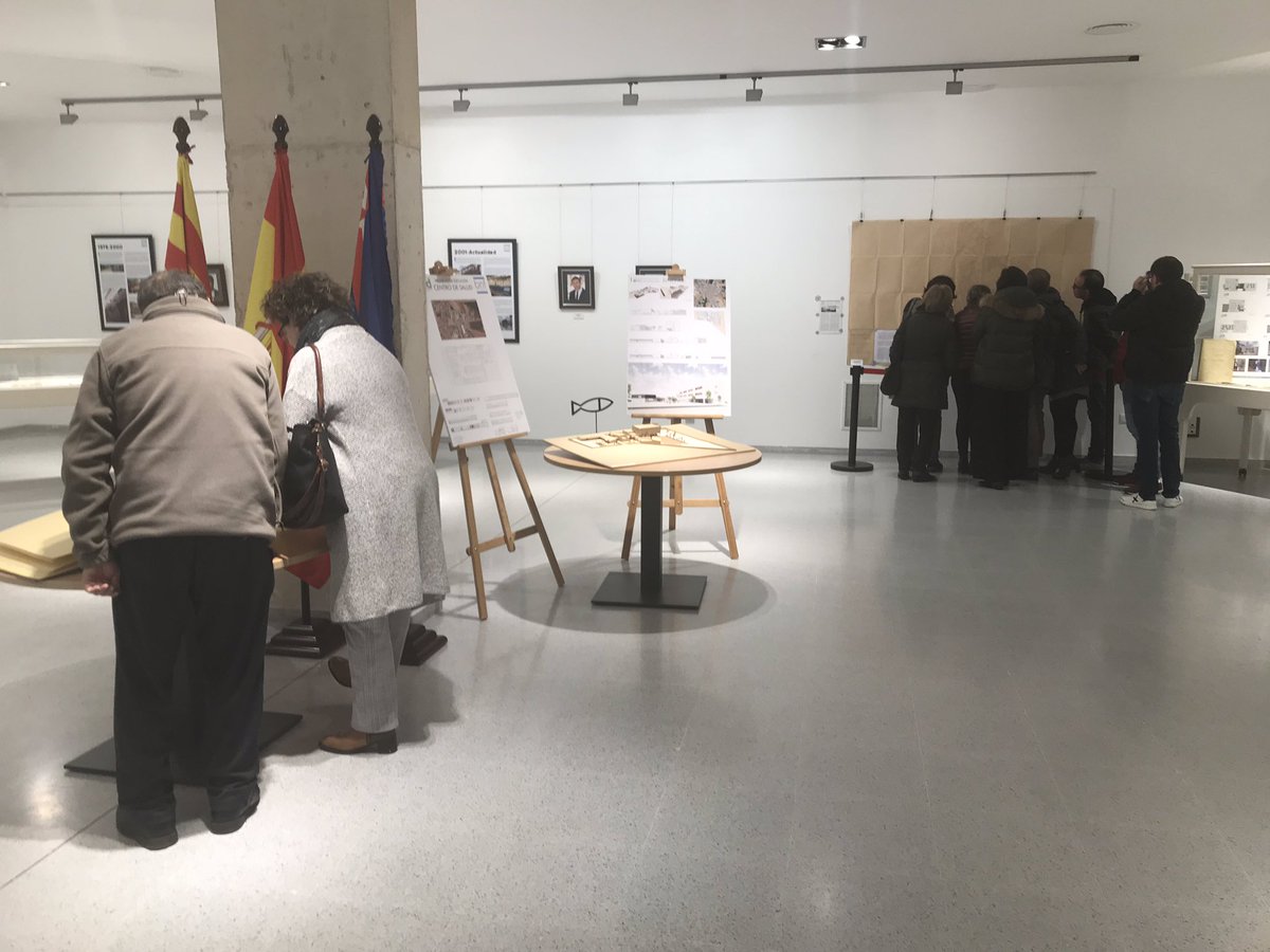 JCGCazcarra's tweet photo. Éxito de la Exposición +100 Años de Alcaldía en #Binéfar que sirve a la vez para conmemorar los #40anosdeconstitucion Vitrinas con guiño a #BenitoColl y #PorterSurGaronne https://t.co/fpDJ7ciuz9