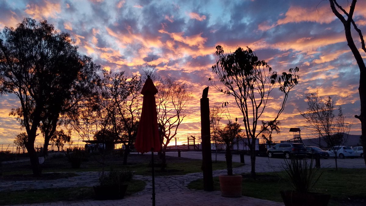 epicureanexpats's tweet photo. When we have clouds, we get amazing sunsets! Here's the sky from our favorite burger joint #SundaySunsets https://t.co/ltGnO9n4kB