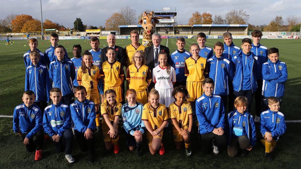 SuttonUtdWomen's tweet image. All @suttonunited captains with Chairman Bruce Elliot, Vice-Chairman Adrian Barry and @jennythegiraffe. 

#amberandproud