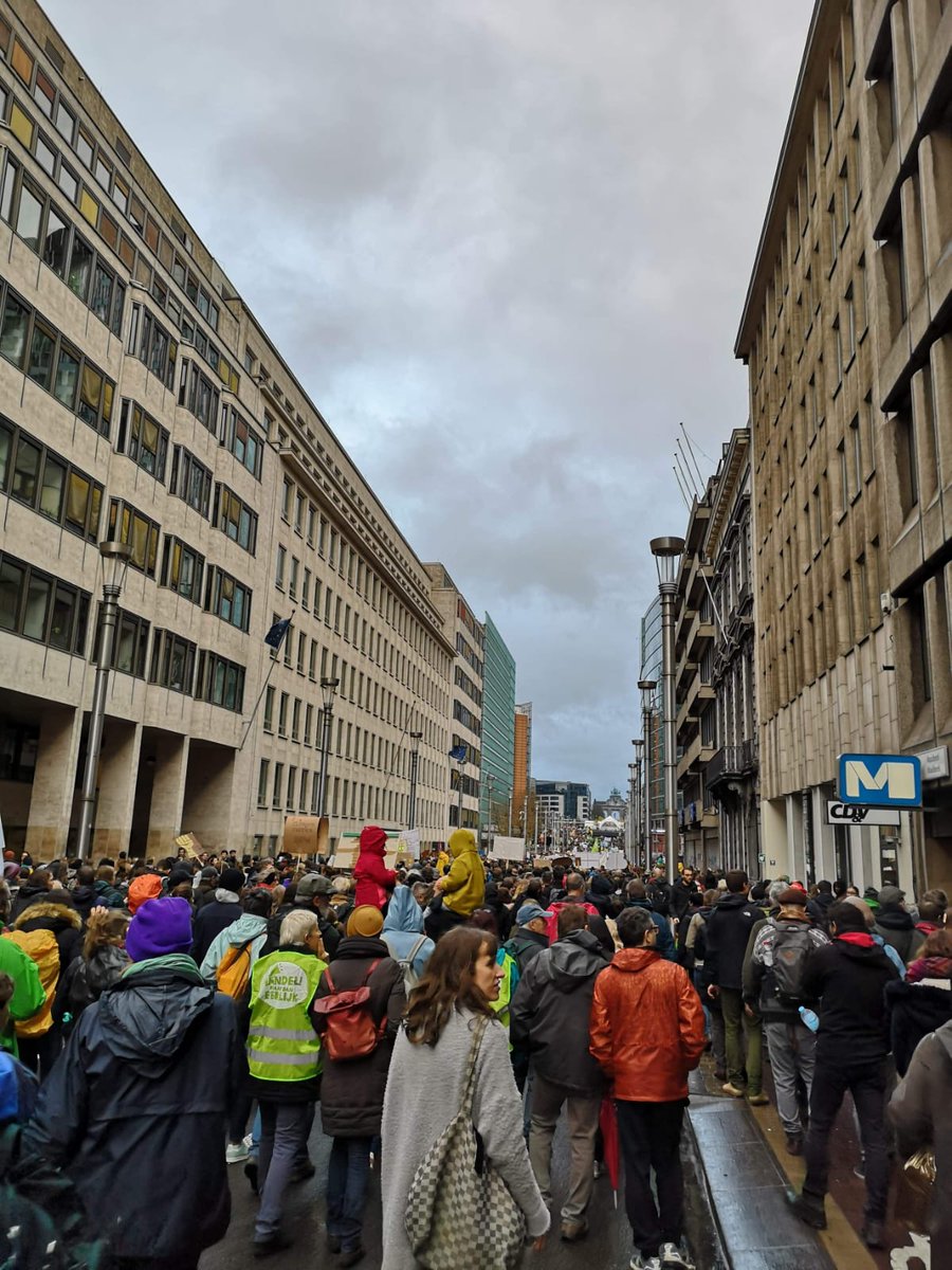 GreensEFA's tweet photo. No better way to spend a Sunday 💚 We were over 70.000 people marching for climate action today in Brussels at the #ClaimtheClimate march.
#COP24 starts tomorrow and we want to see real ambition and change! 💪 https://t.co/y82JokmwzG