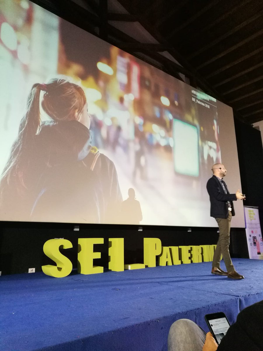 SocialExpressIt's tweet photo. Pronti a scoprire tutti i segreti del design non convenzionale insieme a @disantosubito 😎 #SEI_Palermo https://t.co/3hAKzrr49n