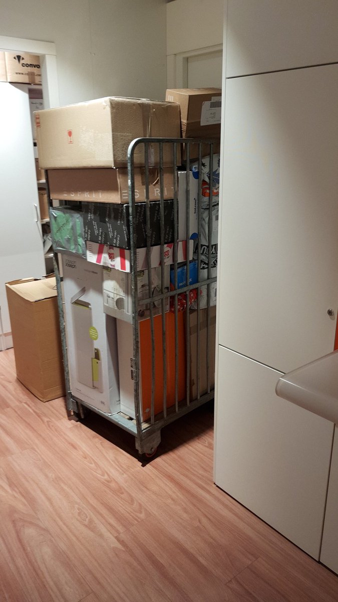 Momenteel heeft <a href="/PostNL_Zakelijk/">PostNL Zakelijk</a> <a href="/PostNL/">PostNL</a> het zo druk, ze laat uw te verzenden pakketten gewoon bij de inleverpunten staan....... #wehebbenNIETSvoorje