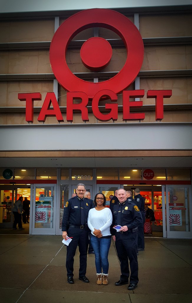 LyndsayLafleur's tweet photo. A HUGE thank you to the Heroes of Farmington Hills for stopping by and shopping with some very special guests! #HeroesAndHelpers #T0611 #D137 #CommunityPartnership
@gretcheng44 @Leonora_Is https://t.co/PvsYCoU7E7
