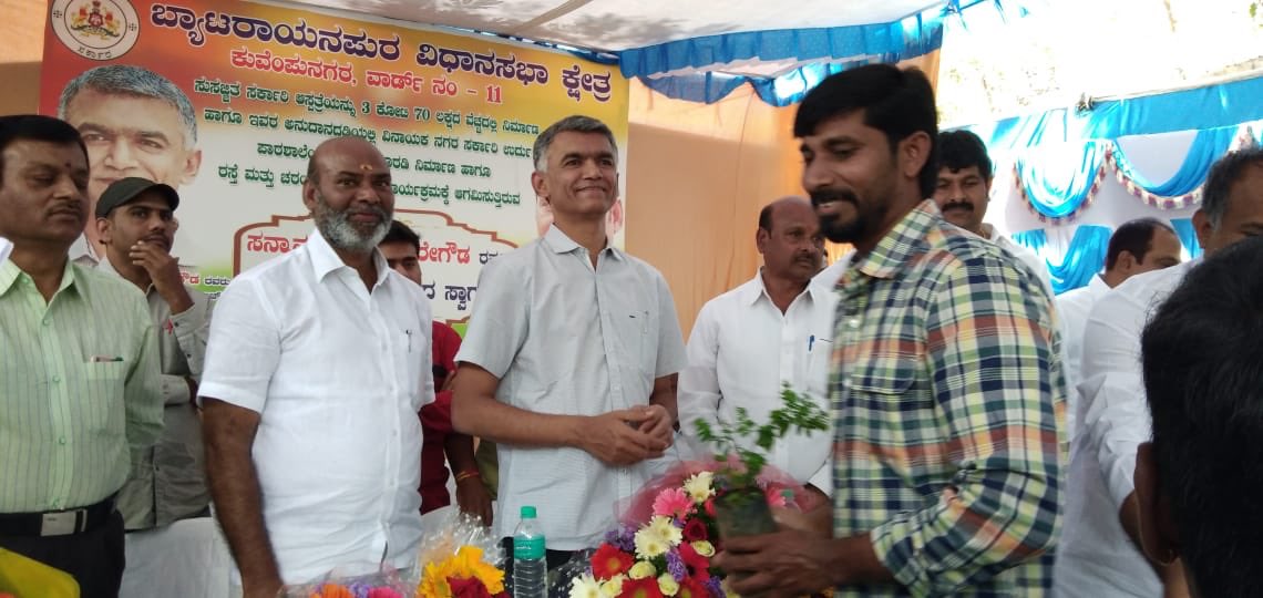 krishnabgowda's tweet photo. (2/2)

-New classrooms constructed in Vinayaka Nagar Government school

-Temporary title deeds distributed to the residents at Singapura. https://t.co/BJv3xO9PbV