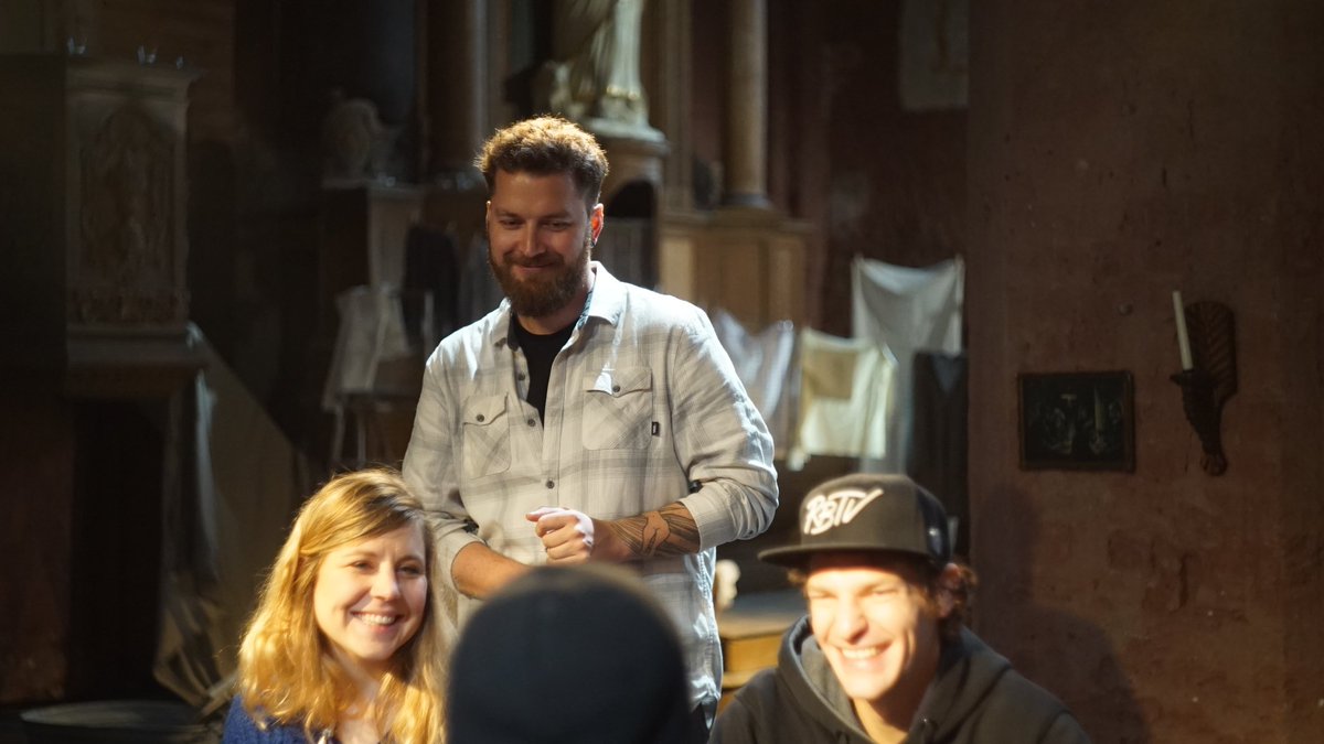 TheRocketBeans's tweet photo. #spitzestifte geht los - die Pre-Show beginnt! @DerHauge braucht für das #penandpaper drei Witze, die er ins Abenteuer einbaut. Natürlich müssen sie in die Zeit des 1. Weltkriegs passen. Auf geht's! #rbrv https://t.co/fMP3yuxnHu