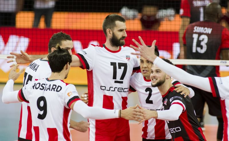 _SkraBelchatow_'s tweet photo. Hej @AssecoResovia, przyłóżcie się do tego meczu, bo obiecujemy, że już OSTATNI raz kibicujemy Wam w tym roku podczas @KMSPolska 😂 

Więc tłumaczymy jeszcze raz, POWOLI: bez przestojów i skutecznie w końcówkach 😉Medal musi zostać w Polsce 🇵🇱💪

#FIVBMenCWCH #MenClubs #GoSovia https://t.co/2MLYsJc3hO
