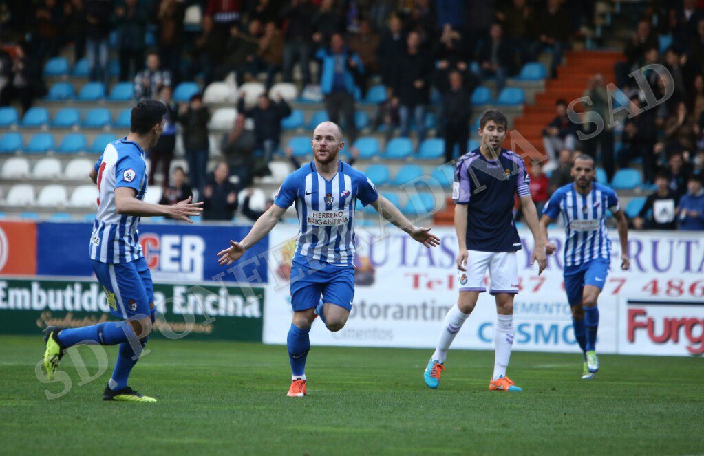 SDP_1922's tweet photo. ¡Así celebraron el gol Isi y sus compañeros! ¡Vamos, equipo! #Adelanteyarriba #VamosDeportiva https://t.co/Z2NnSZyAex