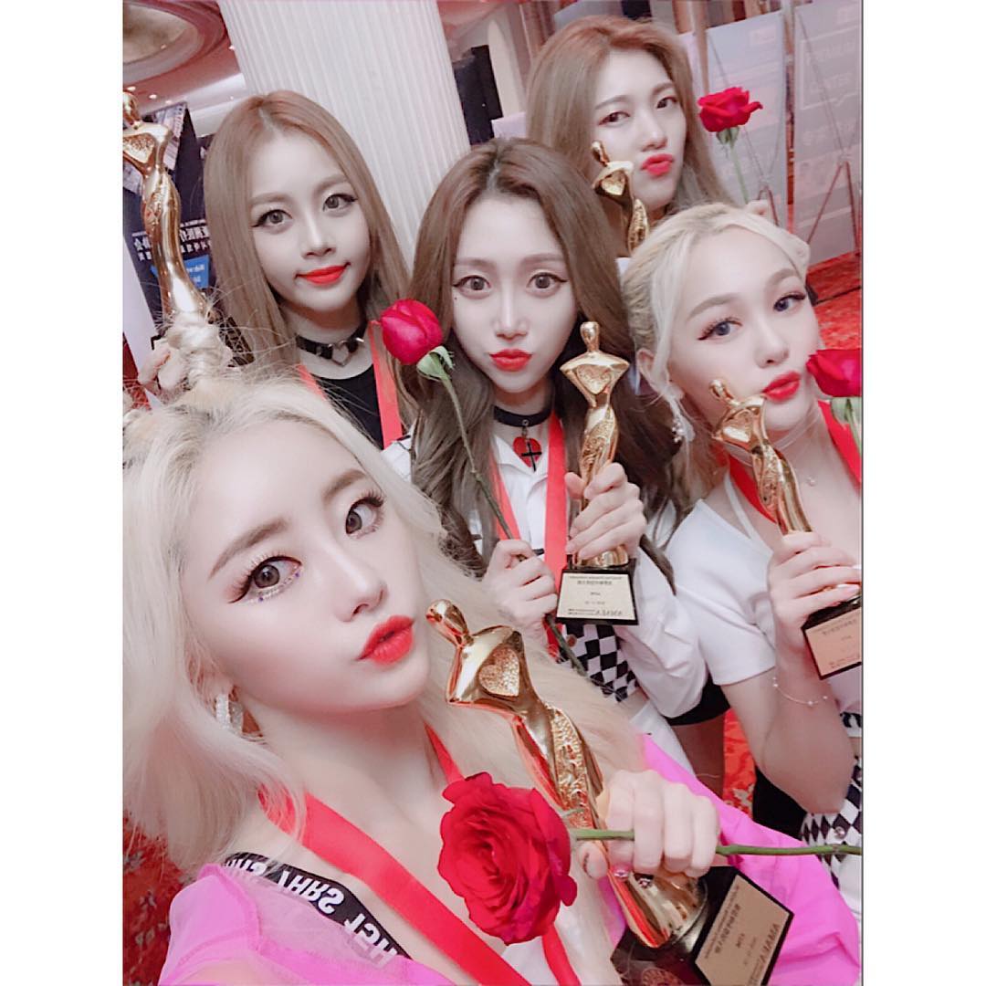 sayyoung1231's tweet photo. 181202 (2)
才在馬來西亞得到了 'AMAEA世界和平天使宣傳大使獎' 一抵達韓國就又收到了 '2018 韓流HIP-HOP文化大賞新人獎' ~~! 哇 真的非常非常感謝!😭 我們會加倍努力成為更好的AZM的 FIGHTING 愛你們哦~~❤️
#azm #에이지엠 #kpop #kpopgirl #gp #gpkorea #innok #innokentertainment #말레이시아 https://t.co/PPW13xM9ql
