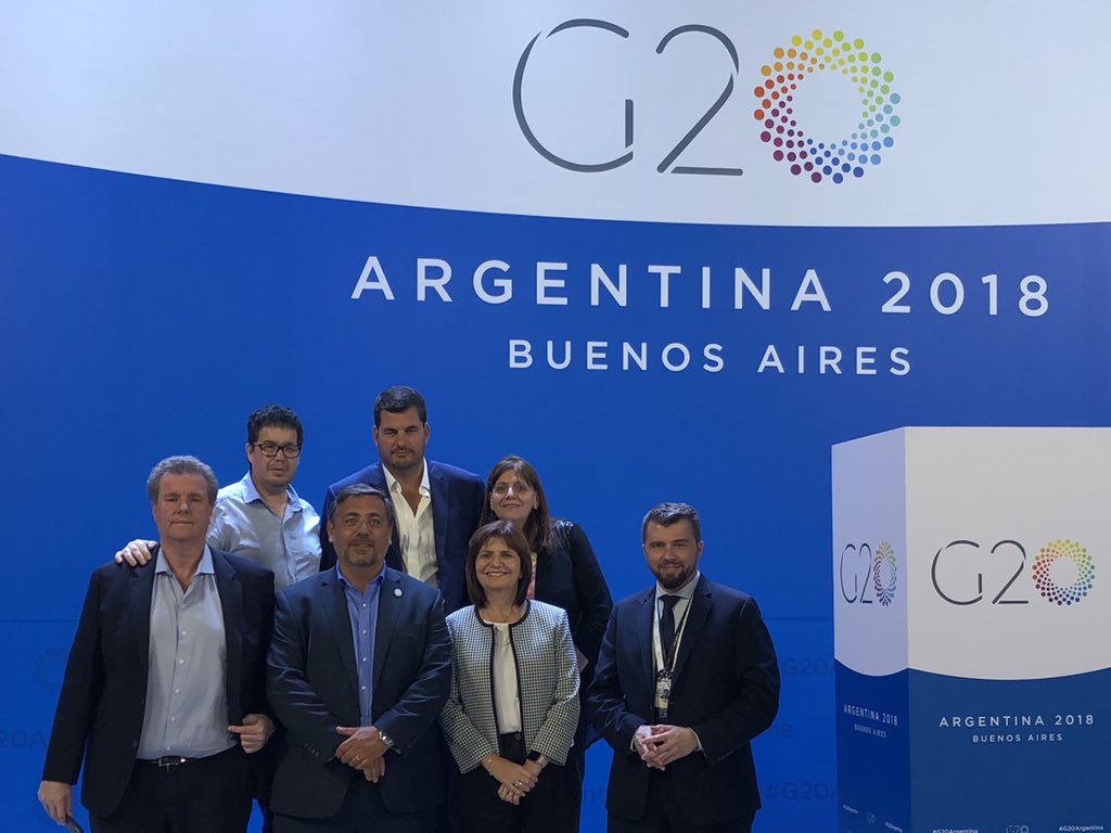 G_Schulmeister's tweet photo. Orgulloso de haber tenido la oportunidad histórica de contribuir a la #seguridad del #G20Argentina, junto a la ministra @PatoBullrich y todo el equipo del @MinSeg.
#G20 #CumbreG20 #SummitG20 #G2018
🇦🇷 🇦🇺 🇧🇷 🇨🇦 🇨🇳 🇫🇷 🇩🇪 🇮🇳 🇮🇩 🇮🇹 🇯🇵 🇲🇽 🇰🇷 🇷🇺 🇸🇦 🇿🇦 🇹🇷 🇬🇧 🇺🇸 🇪🇺 https://t.co/49VBCLo1nA