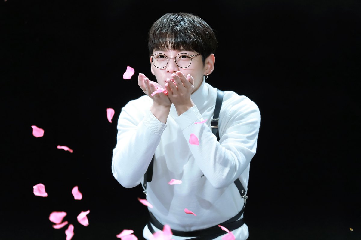 about_time0822's tweet photo. 181202 청담 팬싸 HQ

넌 새하얀 꽃잎 사이로  
작은 나비가 되고
🌸🌸

#핫샷 #윤산 #HOTSHOT #YOONSAN #EarlyFlowering 
@2014_HOTSHOT https://t.co/hMcUxSOeD1
