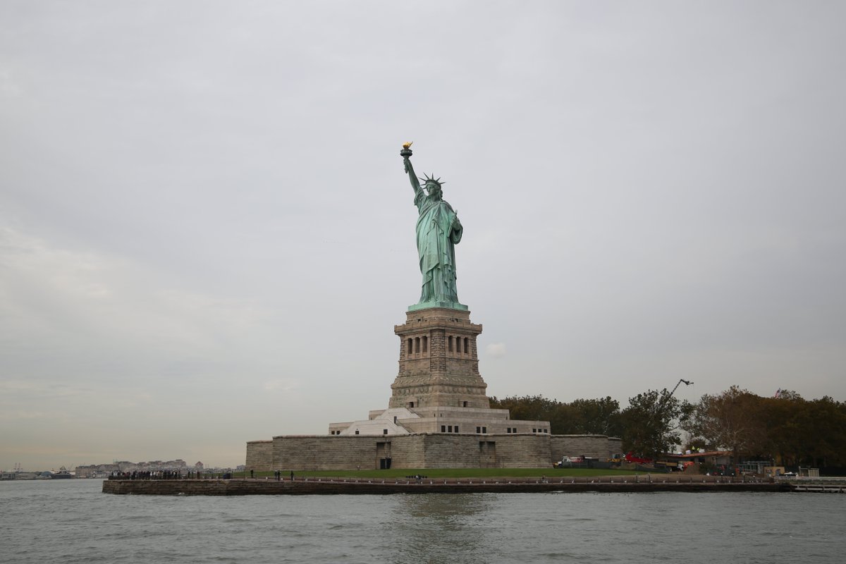 Эмма лазарус статуя свободы стих. Эмма лазарус статуя. Huddled masses. Статуя свободы негр. Надпись эммы лазарус на статуе свободы.