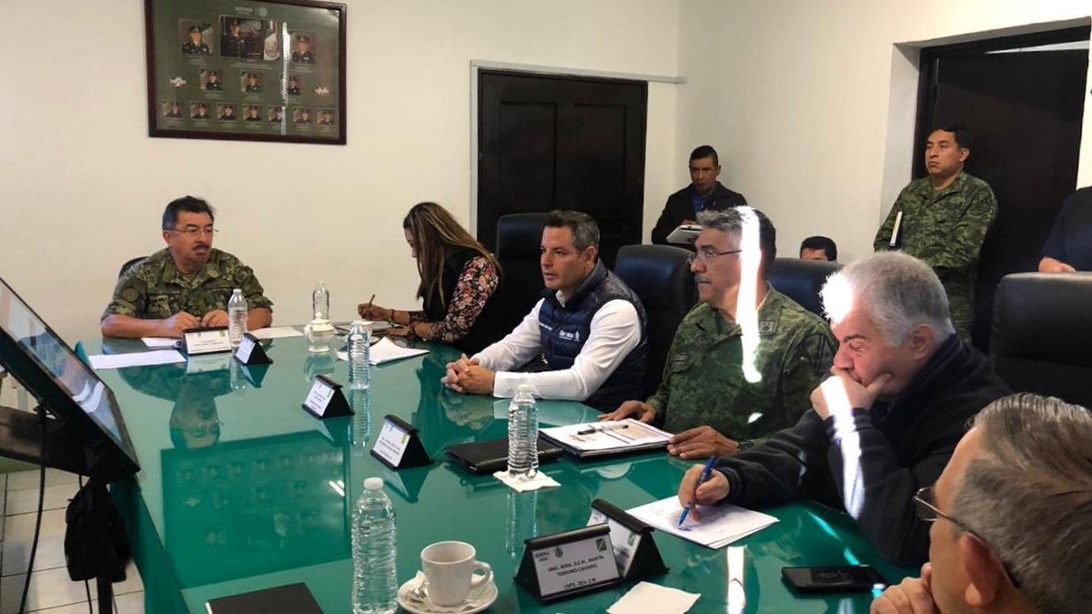 alejandromurat's tweet photo. Iniciamos actividades este domingo a favor de la seguridad; junto a la delegada Nancy Ortiz, elementos de la @SEDENAmx y el titular de la @SSP_GobOax, revisamos los lineamientos de la Coordinación Estatal para la Construcción de la Paz, plan de trabajo del Pdte. de la República. https://t.co/ZfvrKxAAtw
