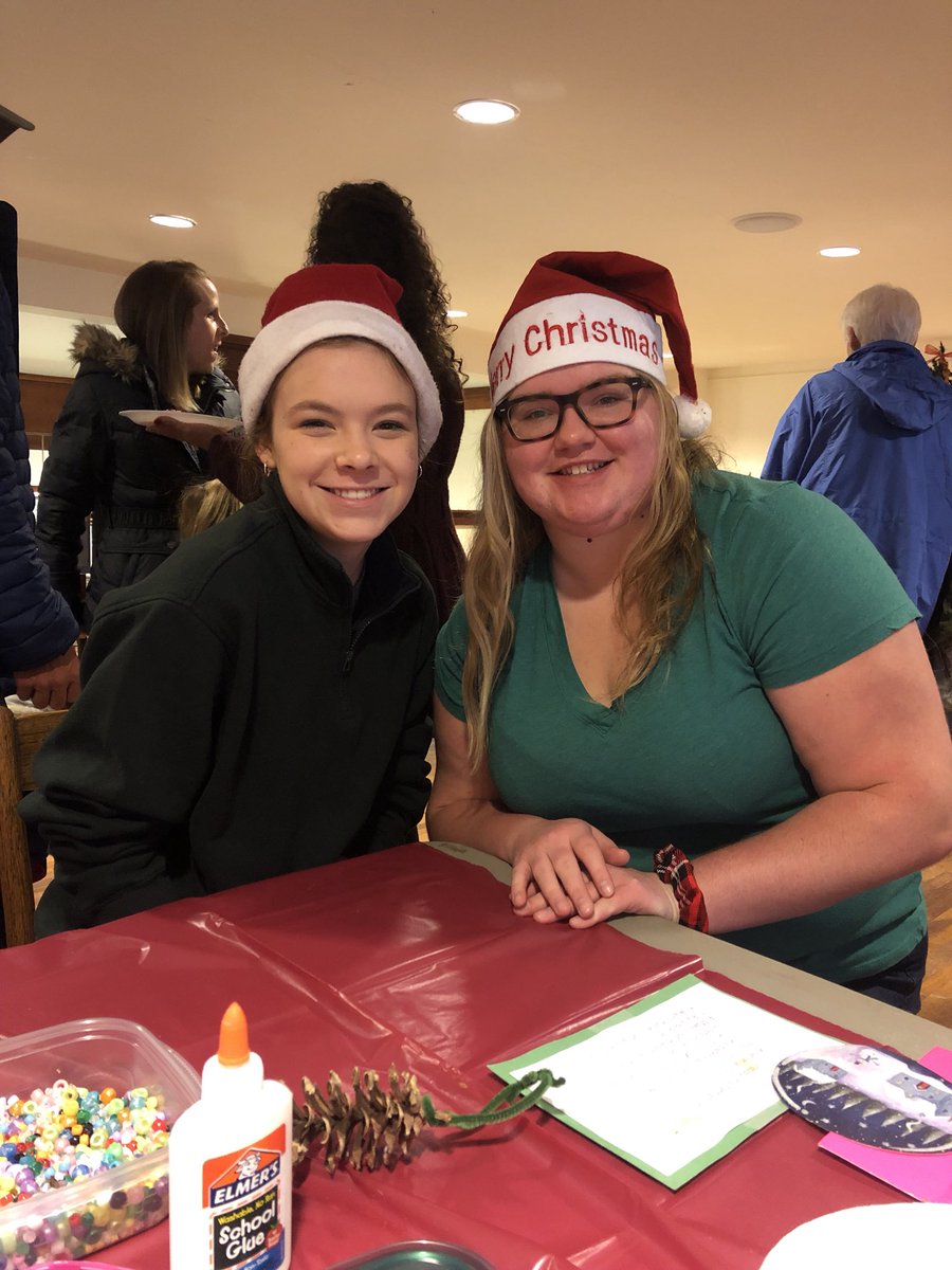 StoughtonKey's tweet photo. Our key clubbers helping out at Santa’s workshop yesterday🔑🎅🏻Thanks to those who volunteered! https://t.co/xPAPgEvney