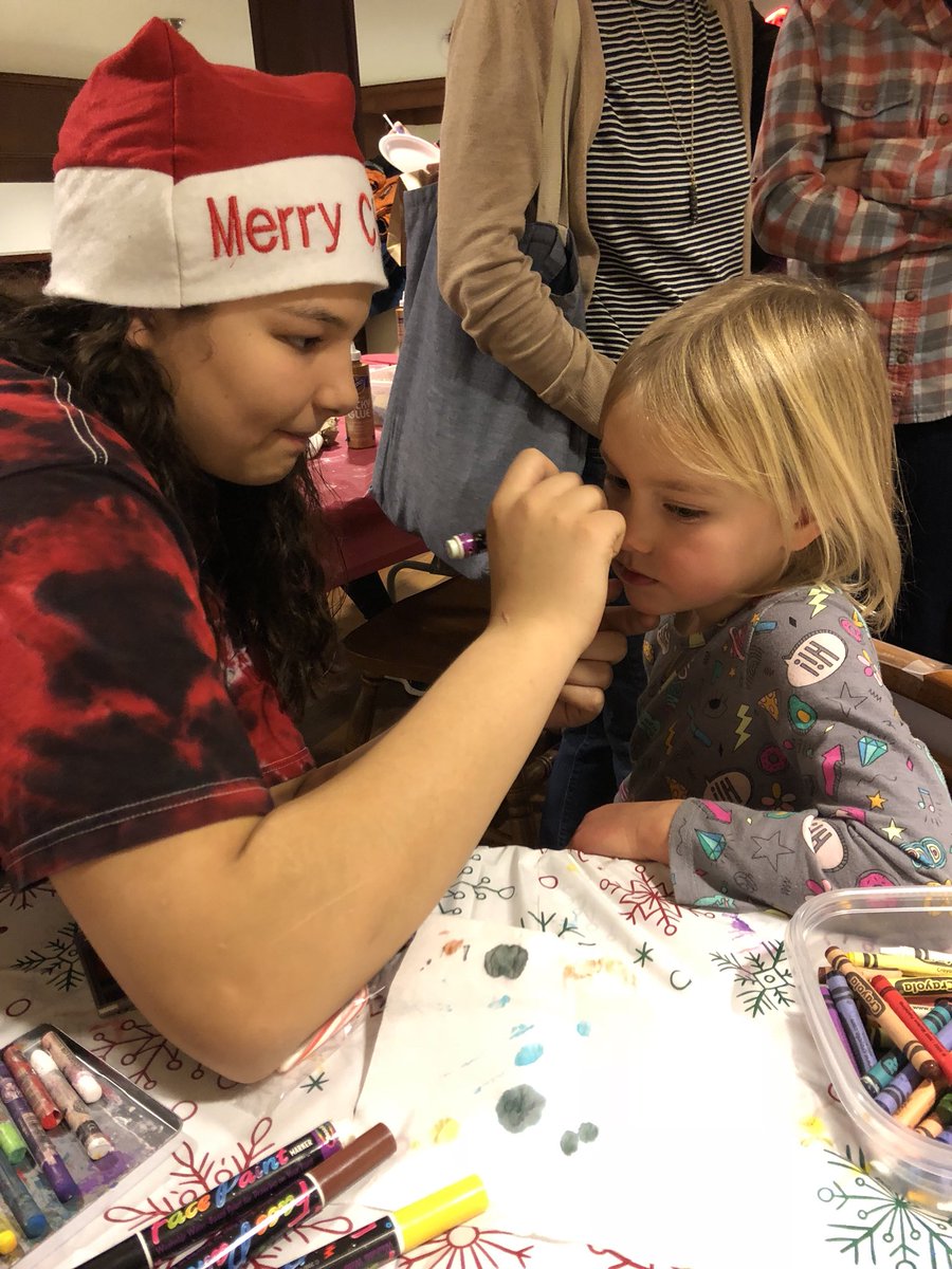 StoughtonKey's tweet photo. Our key clubbers helping out at Santa’s workshop yesterday🔑🎅🏻Thanks to those who volunteered! https://t.co/xPAPgEvney