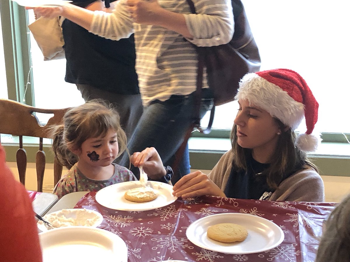 StoughtonKey's tweet photo. Our key clubbers helping out at Santa’s workshop yesterday🔑🎅🏻Thanks to those who volunteered! https://t.co/xPAPgEvney