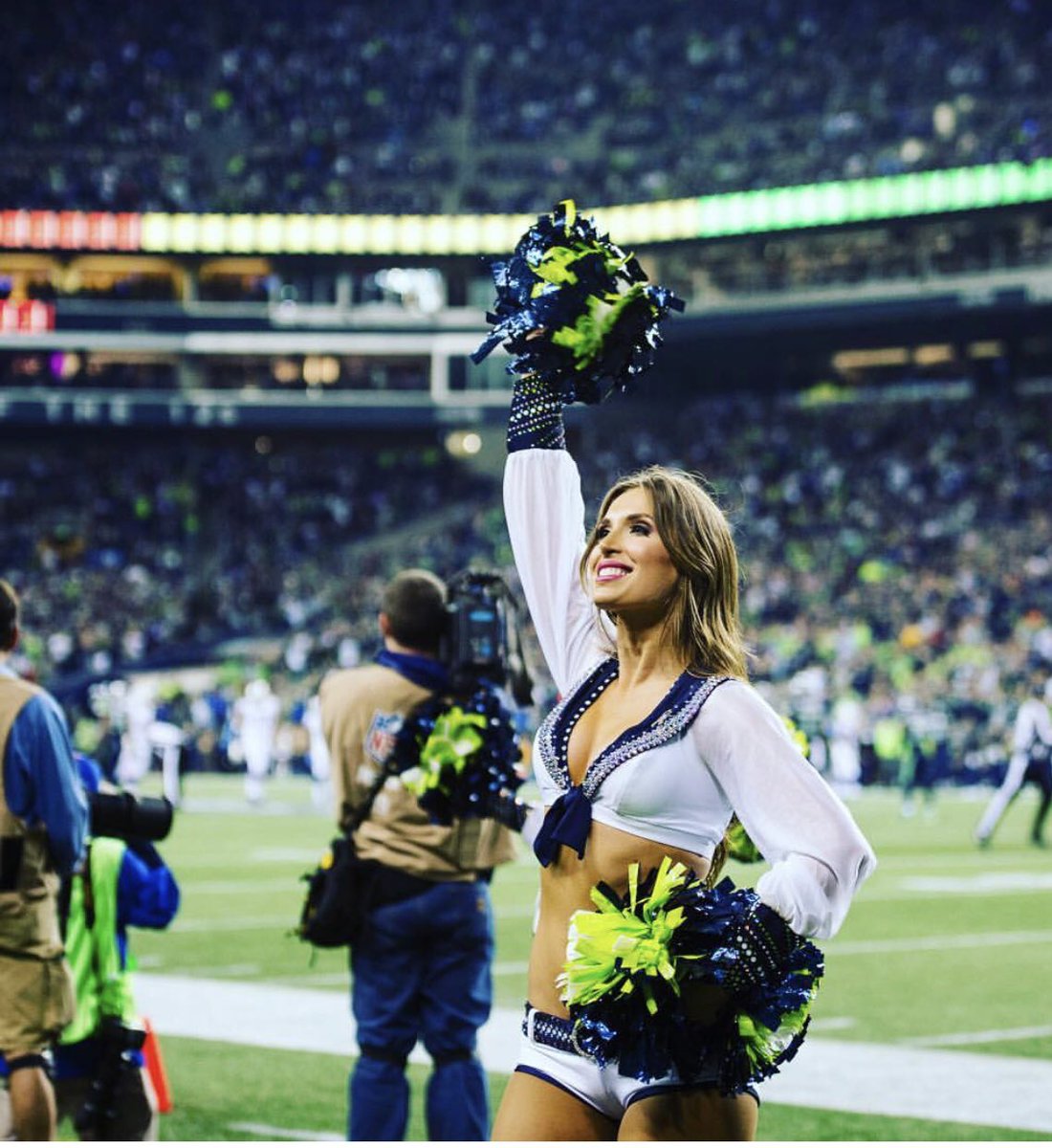 SeaGalBronwyn's tweet photo. GAME DAY!!!! 💙💚🏈 #GoHawks #2018SeaGals #SFvsSEA https://t.co/idwK8FtQ3K