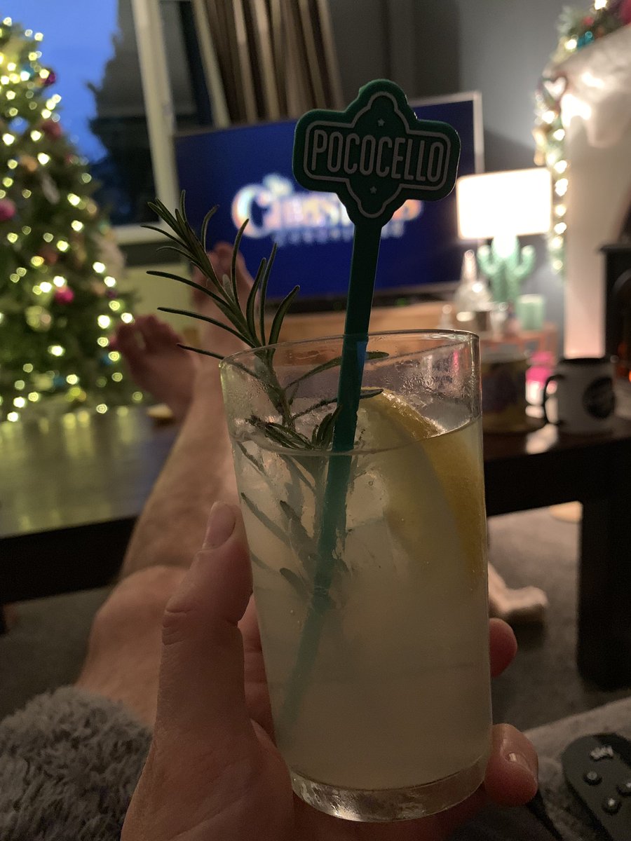 familyhomecook's tweet photo. Dinner cooking away ✅
Christmas film on ✅
Limoncello &amp; Tonic ✅ https://t.co/I8oAossmlQ