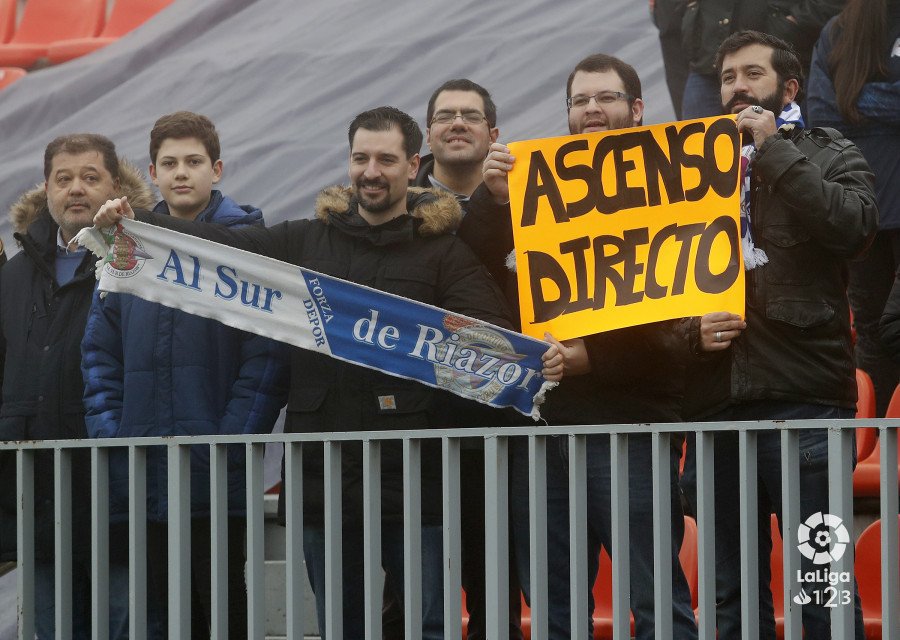 SurdeRiazor's tweet photo. Grande @manuelblancos venido desde Alemania para ver al @RCDeportivo en Majadahonda. #DaleDé #ASDR1819 https://t.co/YjnrhCNOMu