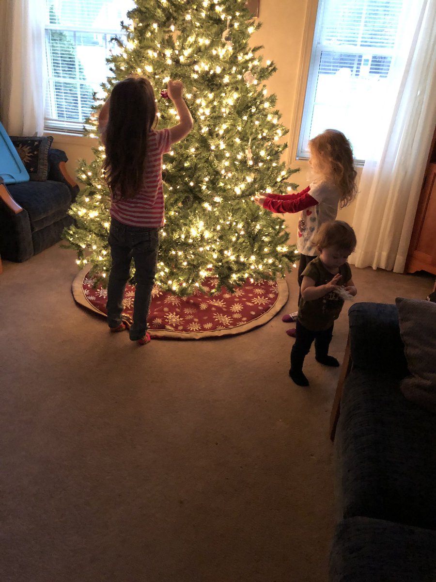 jessica_lee_89's tweet photo. Finished decorating the tree this morning. Kept it pretty simple this year. 🌲 #ChristmasTree #ChristmasDecorating #SimpleTree #MyGirls #MyLittleFamily #Love https://t.co/7M4kwRN4jy
