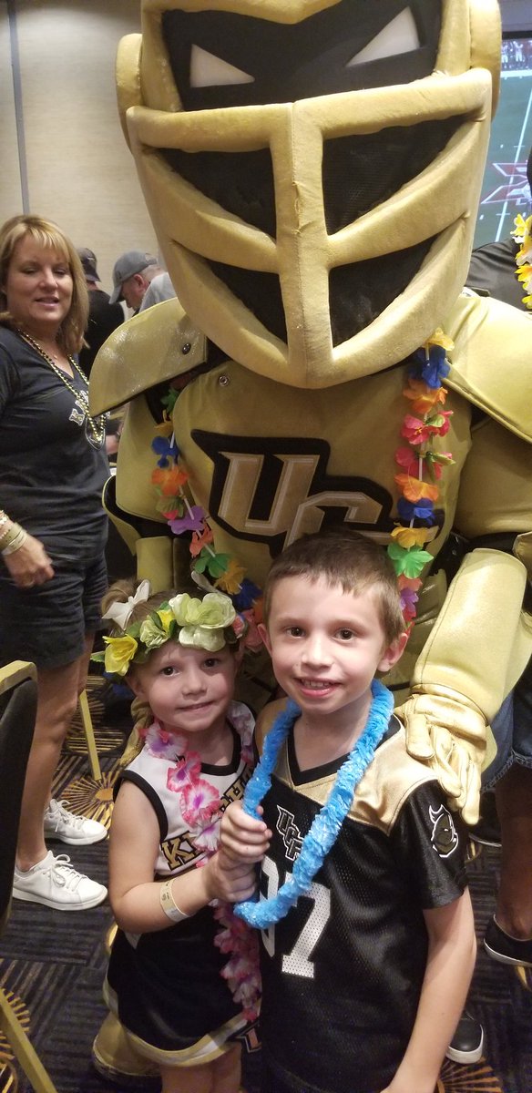 UCFAmy's tweet photo. @UCF_Football We got to stay up past our bedtime with our #KNIGHTLIGHTS and mommy woke up today, without a voice...🤔
WHAT A GAAAAME!!!🏈🌺💛🖤😍
#10HANA https://t.co/9TrwT2Cbax