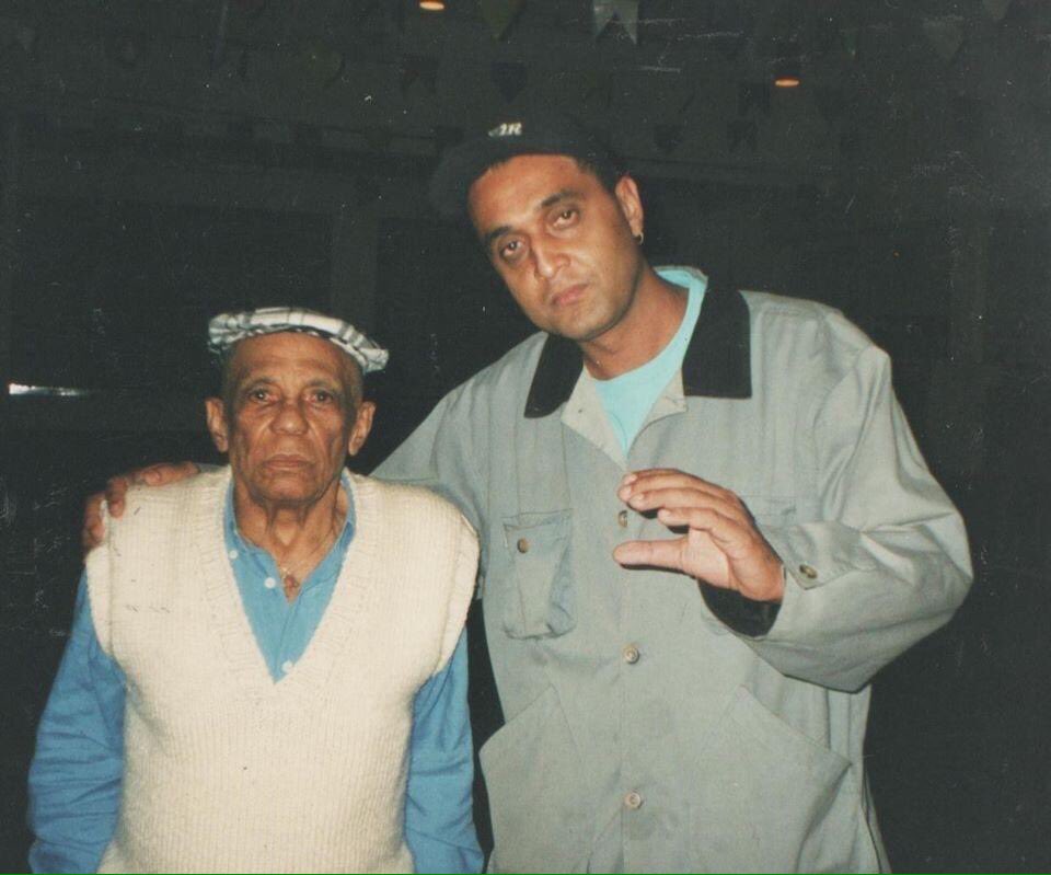 PauloShetara's tweet photo. ✅ Hoje no Dia Nacional do Samba, posto esta foto com o mestre Bezerra da Silva, de 2003, na Assampi, fui o Dj do evento! Este foi seu último show em Campinas, além de tocar na festa, entrevistei ele para meu livro na época!
#djshetara #DiaNacionalDoSamba #bezzeradasilva https://t.co/NgXj9AF1P0