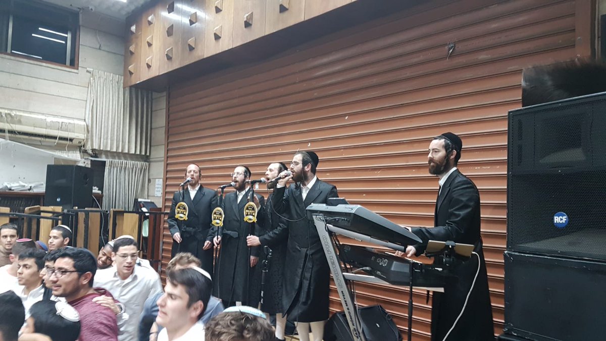 e0558db0be694ce's tweet photo. "מקהלת ברודערס" והקלידן לייזר הרשקוביץ וחיים פולק במלווה מלכה https://t.co/yPao12sTe7