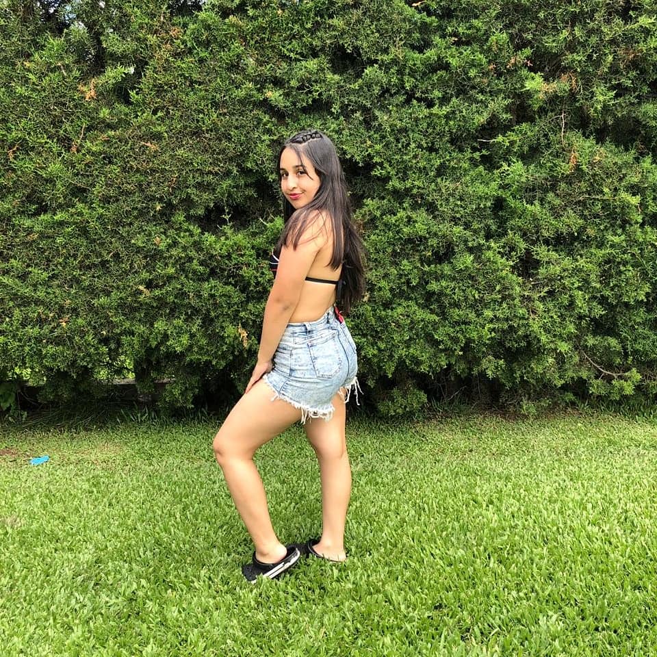vickinavarro_'s tweet photo. quinta 🌻🍃 https://t.co/Y5eckYqGyo