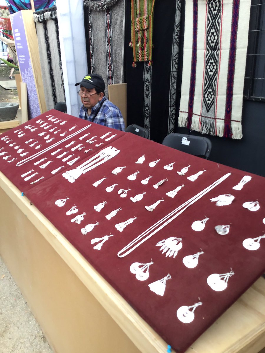AkuchaPlateria's tweet photo. Comparto el Newen!!!!! Küme Newen #buena energía de nuestros pu lamngen #hermanos #mapuche #maestros #Artesanos #altaartesania Papay Matilde Painemil Rudy Naipan Lorenzo Cona Antonio Matamala en @ArtesaniaUC #parquebustamante #Stgowarriamew tod@s invitados 💙 https://t.co/4QMepOYIOO