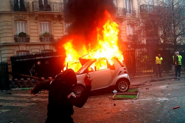 Riot debris covers Paris streets; 133 injured, 412 arrested bit.ly/2rh4CWM https://t.co/TC8Xs9M17U