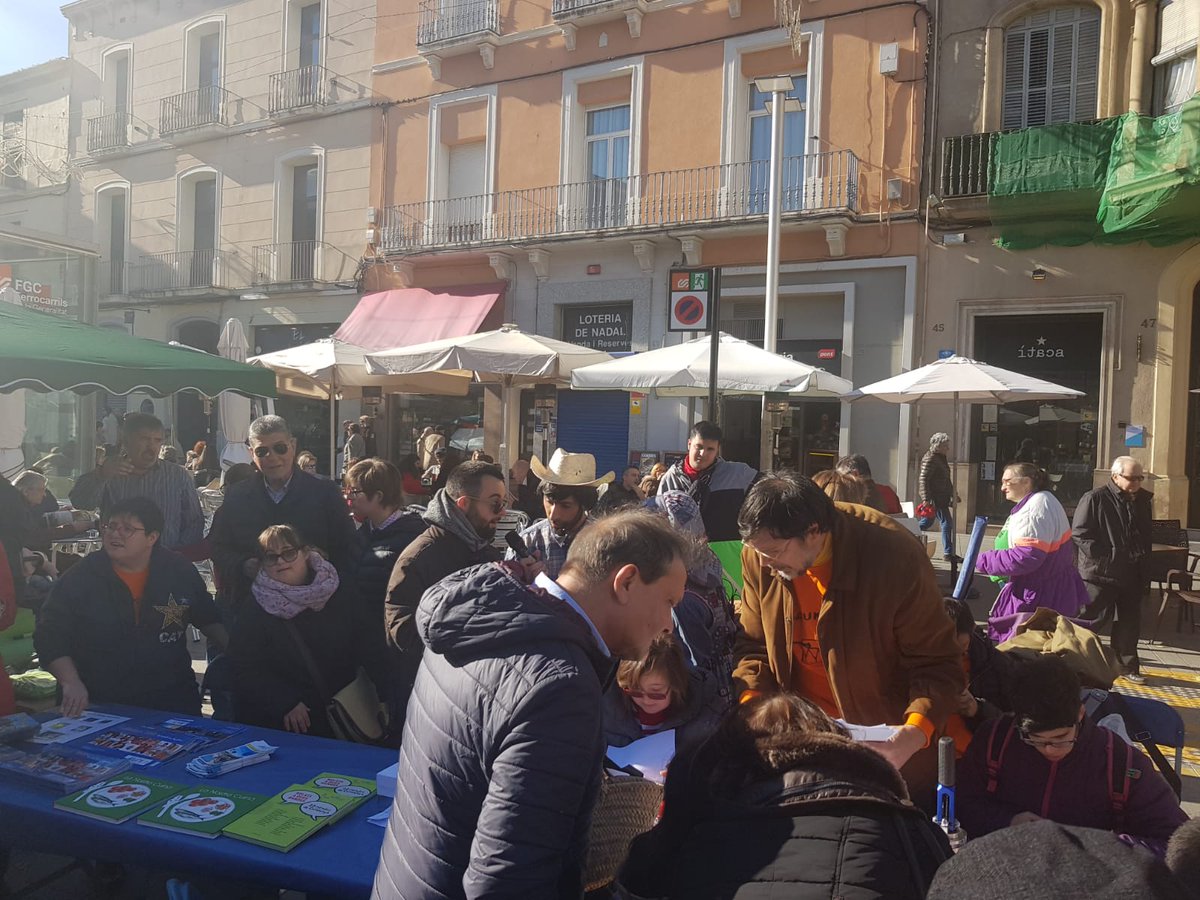ElsCracsdAndi's tweet photo. Avui hem participat en la Festa 🎶🎻🎈de les Capacitats.
Un mati divertit compartint cercavila, paradetes, xocolatada☕ i actuacions🤹‍♂️🤹‍♀️ https://t.co/kZmJmDHGBC