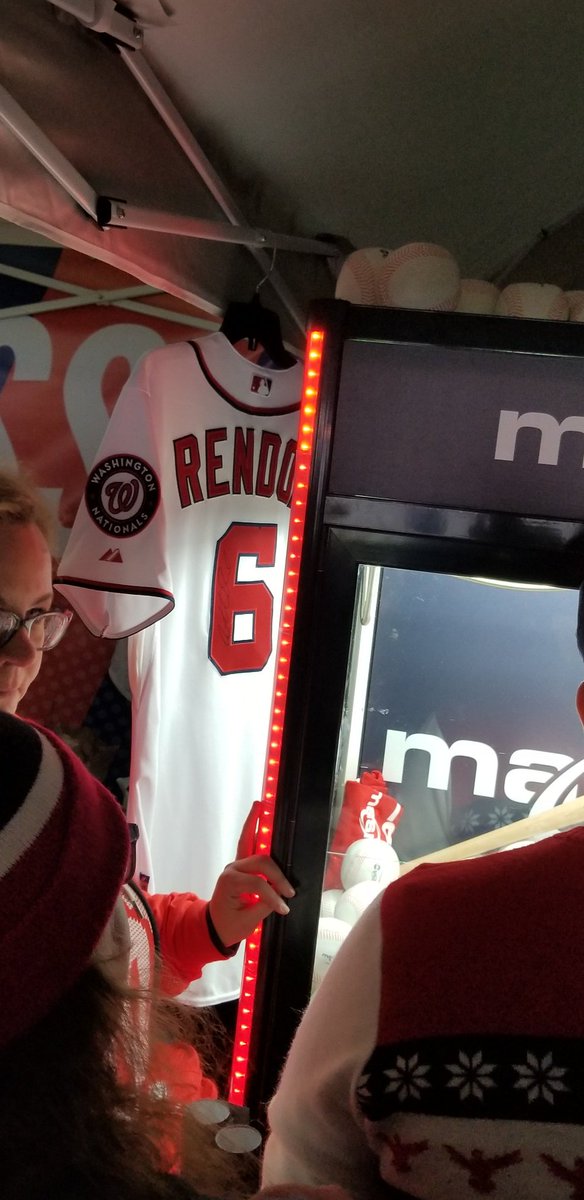LisaMilisa's tweet photo. @Nationals @masnNationals I won I won!!!! #swaggrab #Winterfest https://t.co/zI4i6mPirA