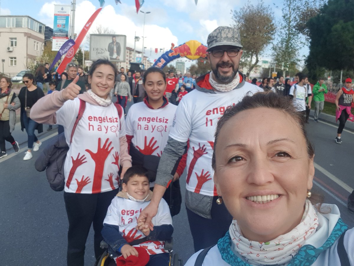 3 Aralık Engelliler Günü değil sadece...Biz engelli aileleri için hergun ......Biz mutluyuz evlatlarimizla....Hepsi birbirinden farklı,,Biri yürüyor,biri yürüyemiyor...Şükür anne diyen sesini duyuyorum..Şükür sevgi dolu gözleri  hep gülüyor..Şükür kalbi atıyor....