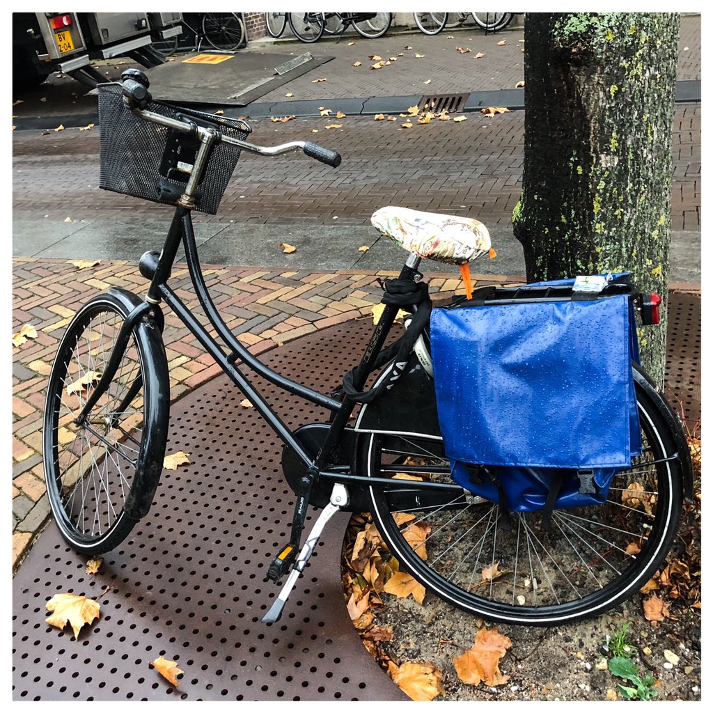 MyleneSiegers's tweet photo. Delen=lief. Heeft niks met fotografie te maken, maar wie mist haar of zijn fiets? Staat al weken op dezelfde plek in het centrum. #denhaag #fiets #fietskwijt https://t.co/cH43gqAXFy