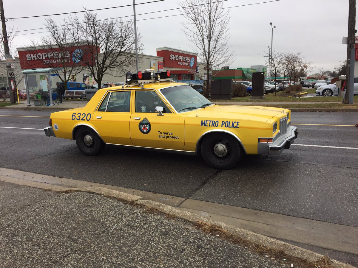 NEsantaparade's tweet photo. Parade starts in 20 mins. We are getting everything in place for Santa’s arrival! #NEsantaparade https://t.co/dd8jSTZPCF