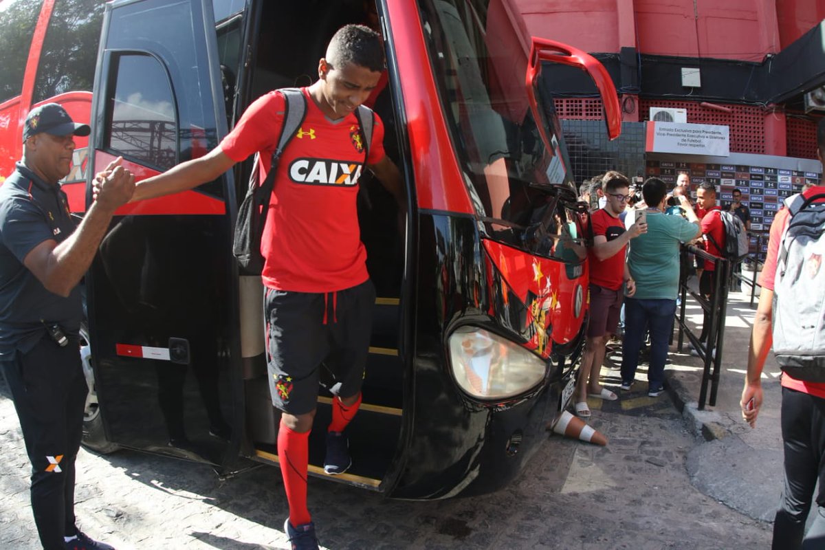 sportrecife's tweet photo. Elenco chega na Ilha do Retiro! #VamosMeuLeão #OPulsoAindaPulsa #SPTxSAN

📸 Williams Aguiar/@sportrecife https://t.co/1K8PEOdikj
