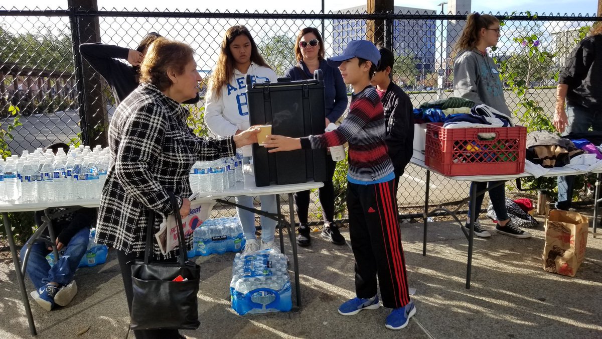 Queenaidab's tweet image. @HTM_FLAGS  and Kids Matter clubs supporting @ThinkDignity distribution for our homeless population.