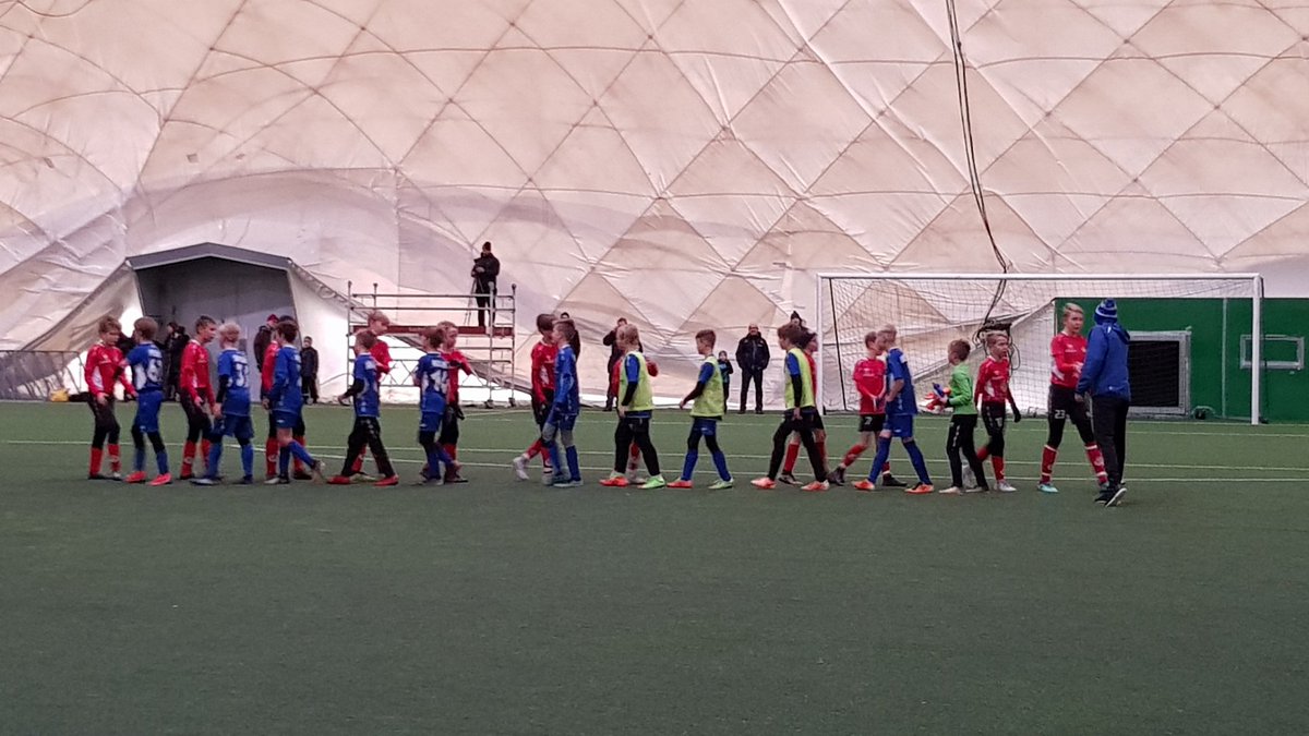 Harkkapelissä Espoonlahden kuplassa. Pojat kevyellä jalalla liikenteessä, 0-6 voitto EPS Mustasta. 💙 #jäps