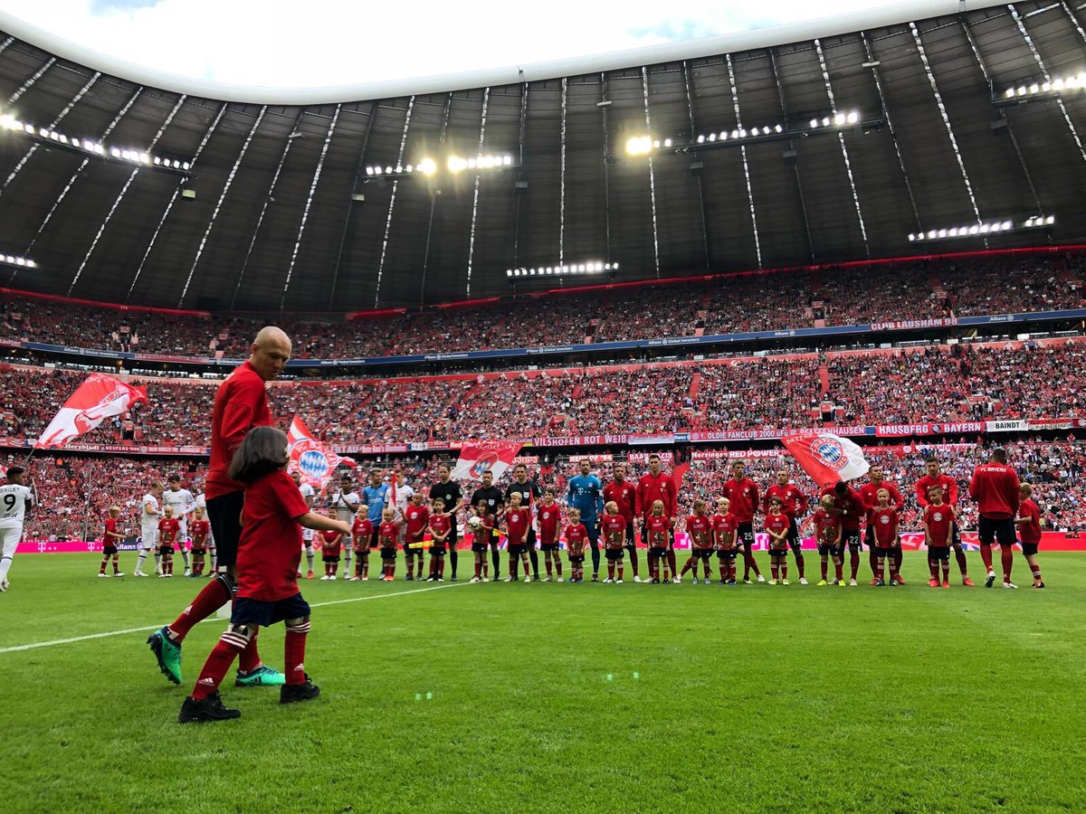 redbvrn's tweet image. Why does this picture look like the legend's farewell already. 
RT if you think you'll cry at his last game. I will. 😭 
#ROBBEN10