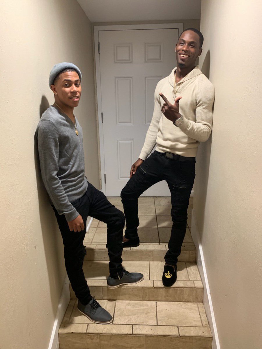 YoungKing_07's tweet image. “Excuse me sir, you spilled something as you were walking” 🤪💦 #Flite