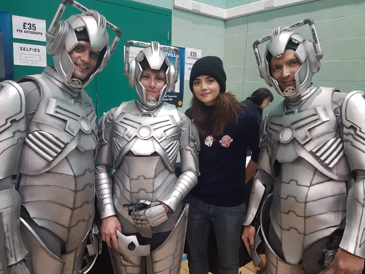 The Cybermen bumped into Clara at @walescomiccon #WCC2018 @Jenna_Coleman_ #cybermen #cyberman #cosplay #cybermancosplay #DoctorWho