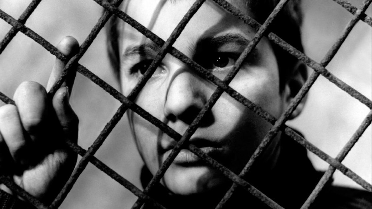 Yıllar sonra öğrendim ki; 
Bağırıp çağırmana gerek yok! 
Sesini duymak isteyene bir fısıltın yeter.

Farid Farjad