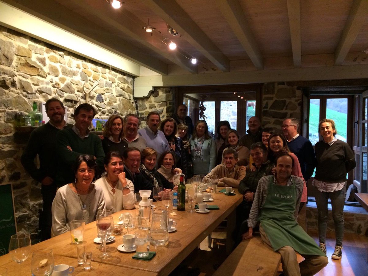 Hoy degustando los estupendos quesos de <a href="/QUESOBA2/">QUESOBA</a> con <a href="/chemaalonsor/">José María Alonso</a> . Un gran día entre amigos con el maravilloso paisaje de #Soba