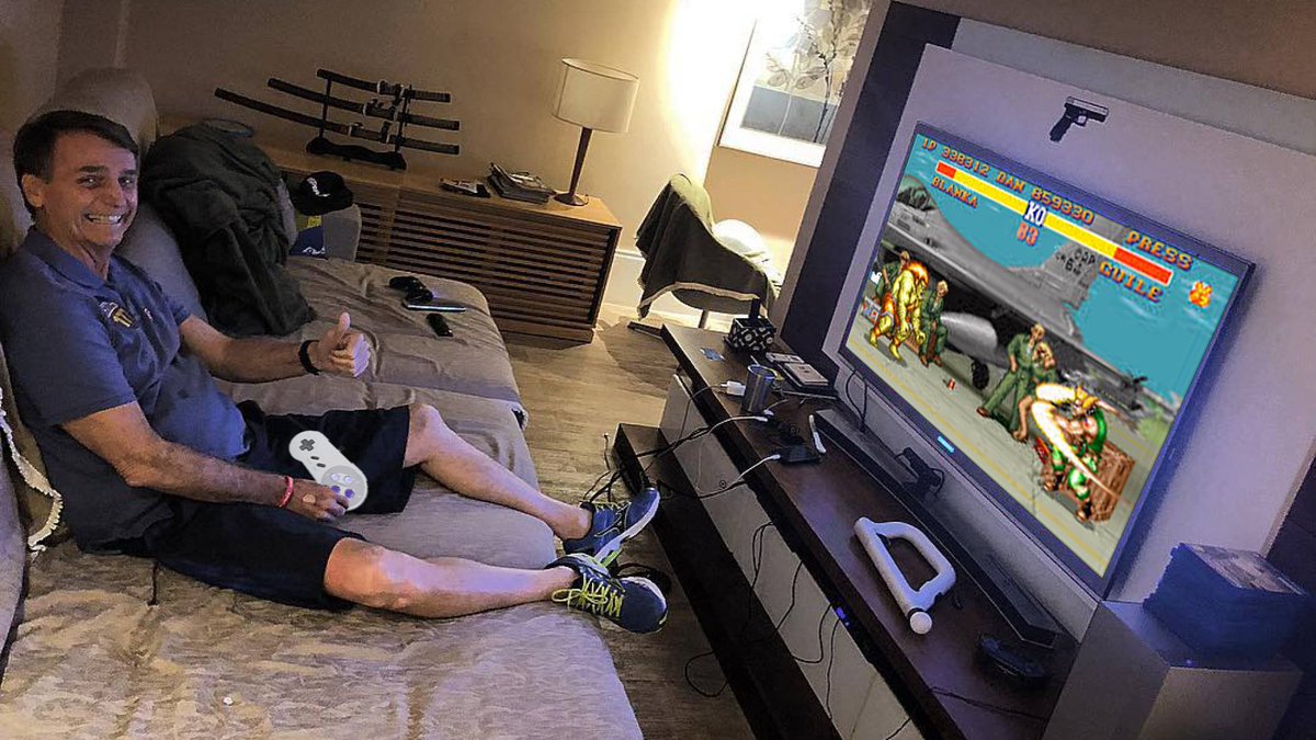 TVMaresol's tweet photo. Bolsonaro joga Street Fighter, presta continência ao Guile e diz que vai privatizar energia de Blanka https://t.co/Iezau5N2OA